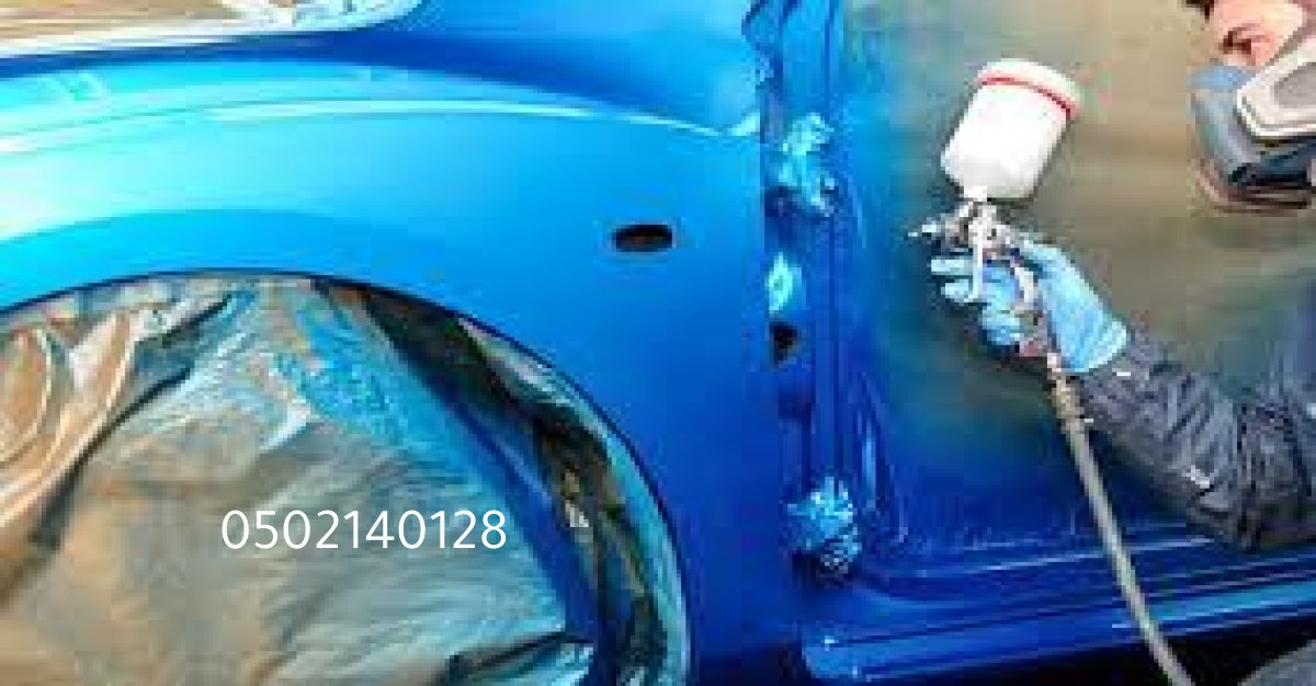 متخصص يستخدم مطرقة سمكرة لتعديل صدمة على باب سيارة.