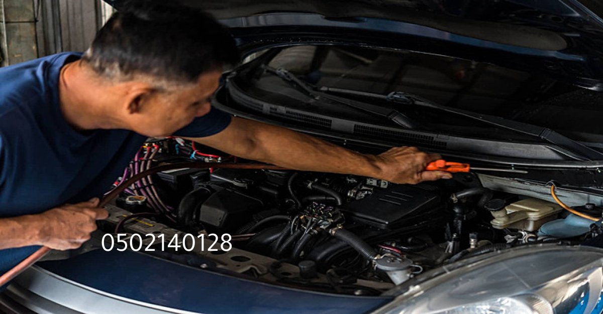 معدات حديثة تُستخدم لتنظيف بخاخات الوقود داخل مركز صيانة سيارات بالرياض.
